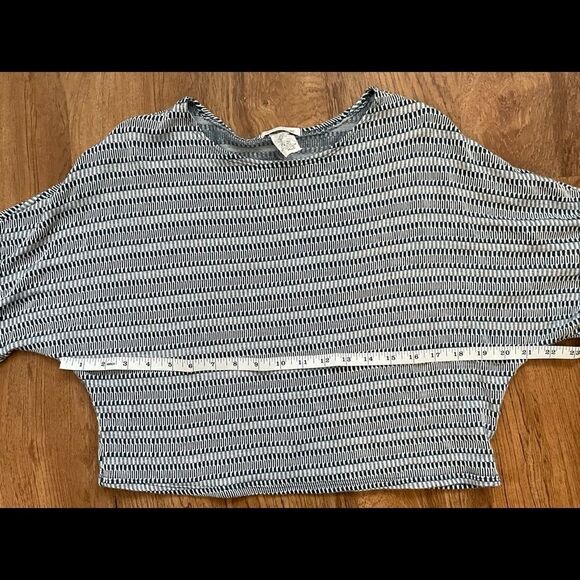 Caution to the Wind crop top with teal pattern - Picture 4 of 9